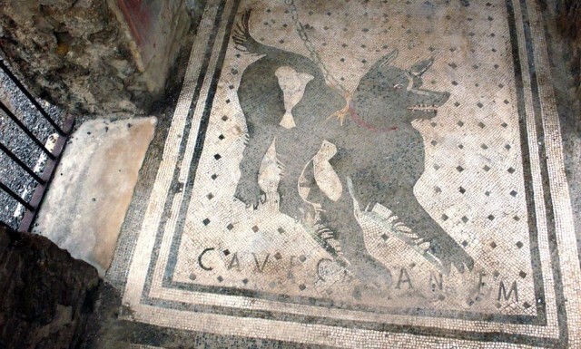 Самый древний из известных знаков "Осторожно! Злая собака!", Помпеи (возрастом около 2000 лет): "CAVE CANEM".