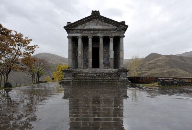  Единственный сохранившийся храм в древнегреческом стиле находится в Армении (Гарни).