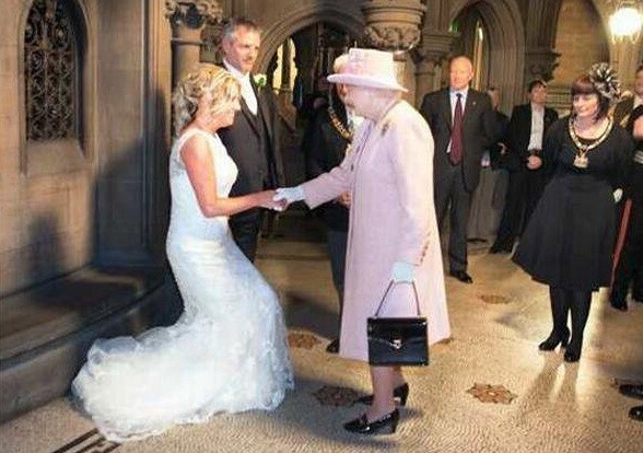Британская пара в 2012 году в шутку пригласила королеву Елизавету на свою свадьбу, а та взяла и приехала.
