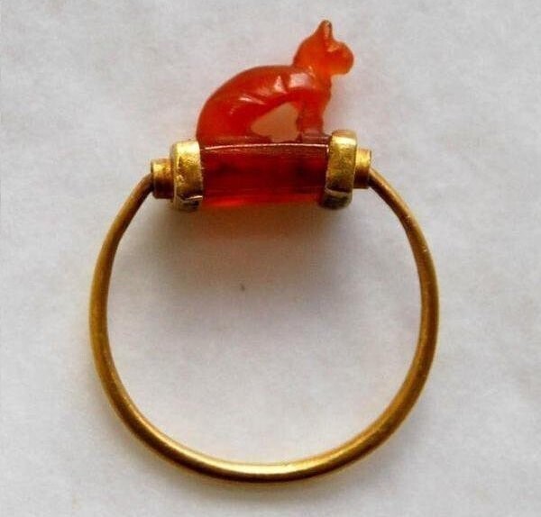 Кольцо с кошкой возрастом 2700 лет, Древний Египет.