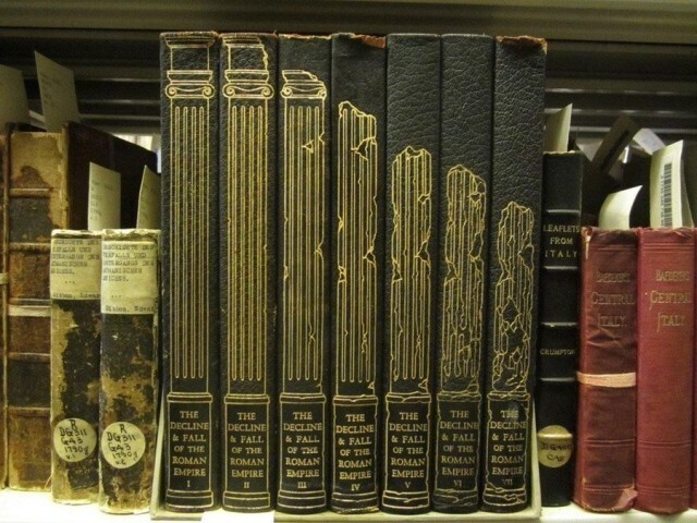 На каждом томе собрания сочинений "Взлёт и падение Римской империи" изображается постепенно разрушающаяся колонна.