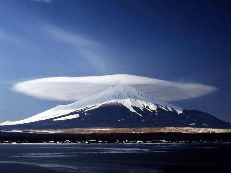 Линзовидное облако над горой Фудзи