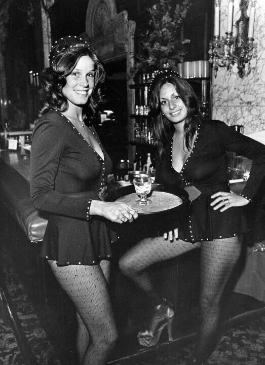 Официантки в баре в Филадельфии. Пенсильвания, 1974 г.