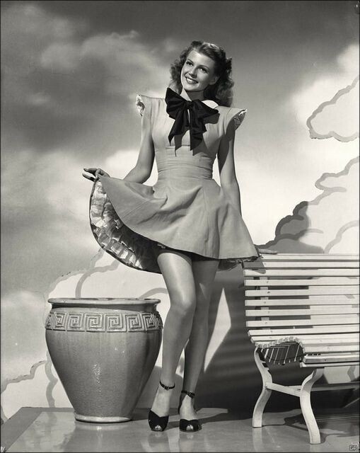 Рита Хейворт в 40-х годах тестирует мини юбку