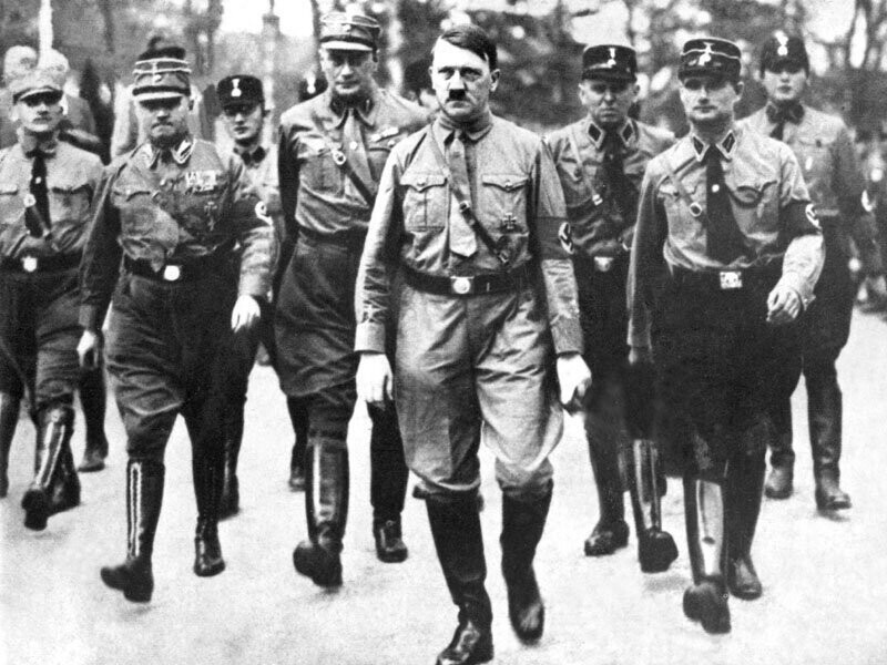Адольф Гитлер и Рудольф Гесс (справа) перед смотром военных учений — 1938 год