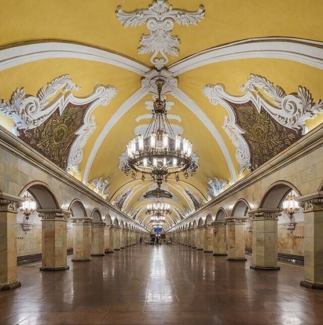 3. Центральный зал станции "Комсомольская" в Москве, Россия