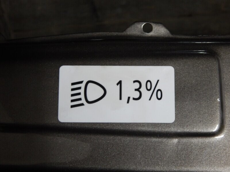 Что означает загадочная наклейка с процентами под капотом авто?