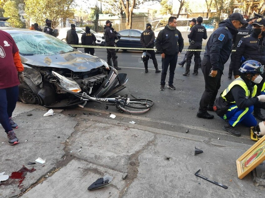 В Мехико автомобиль на скорости протаранил группу паломников на велосипедах