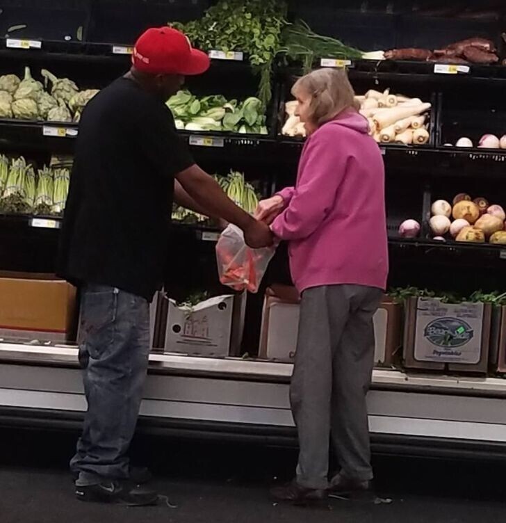 "Этот парень просто проходил мимо и увидел, что пожилой женщине трудно класть овощи в пакет. Он задержался, чтобы помочь ей"