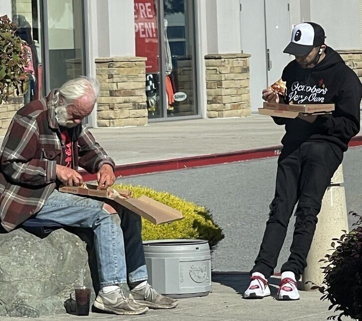Парень купил пиццу для бездомного, и они вместе пообедали