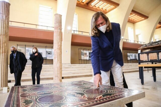 На снимке: Дарио Дель Буфало на выставке мозаики Калигулы, март 2021 г.