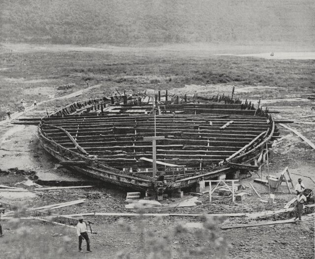 На снимке: один из кораблей на озере Неми, октябрь 1931 г.