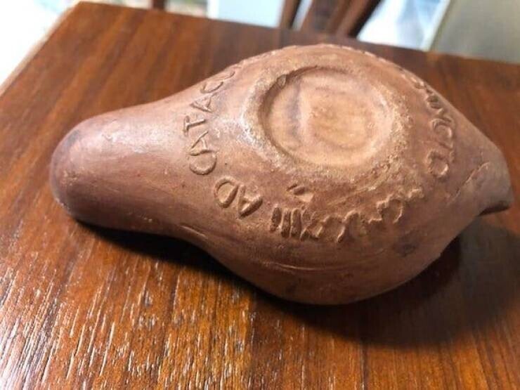 "Нашел этот религиозный камень. Возможно, он из Аппалачии, или Европы. Сзади написано "AD CATACUMBAS ANNO SANCTUM MCMXXXIII". Что это может быть?"