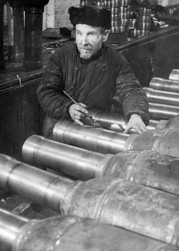 Ветеран завода «Большевик» Александр Александрович Смирнов, проработавший на заводе 40 лет, на производстве реактивных снарядов М-28. Декабрь 1942 — февраль 1943 гг.