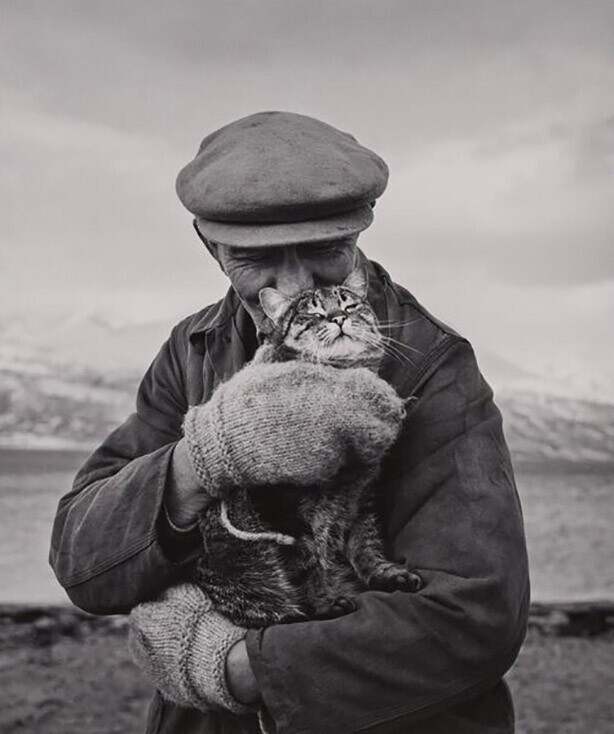 Норвежский рыбак с котейкой. Деревня Шиботн, Норвегия, 1967. Фотограф Исмо Хёльттё (Ismo Hölttö)