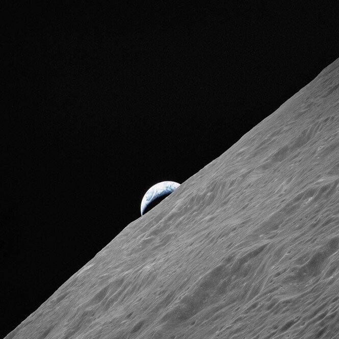 Земля поднимается над лунным горизонтом, фото с космического корабля Аполлон-17 на лунной орбите. 11 декабря 1972 год