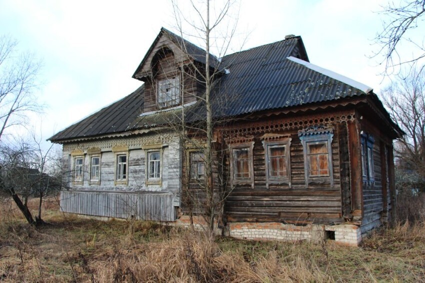 Заброшенная деревня в лесу. Старые дома