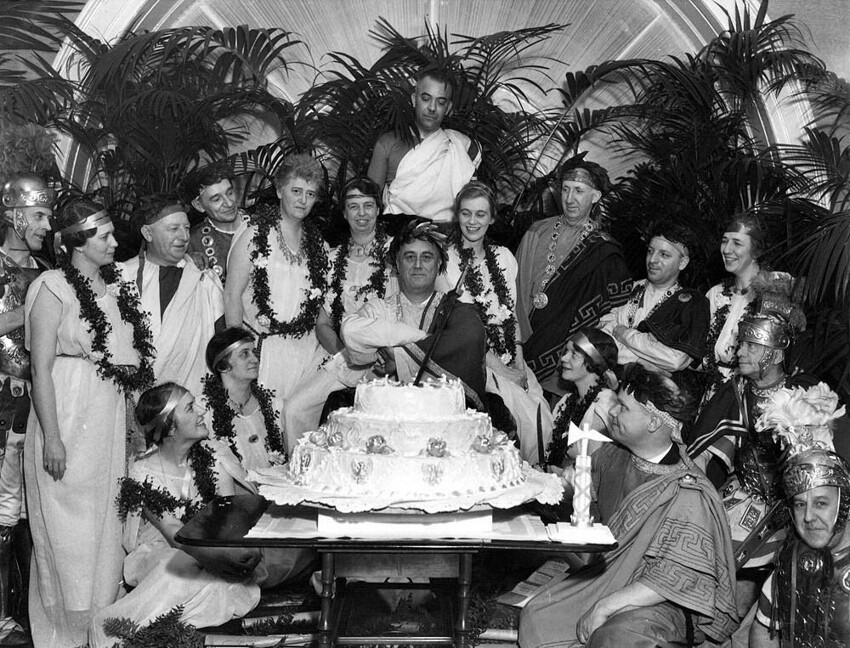 12. Вечеринка в тогах по случаю дня рождения Франклина Рузвельта в Белом доме, 1934 год.