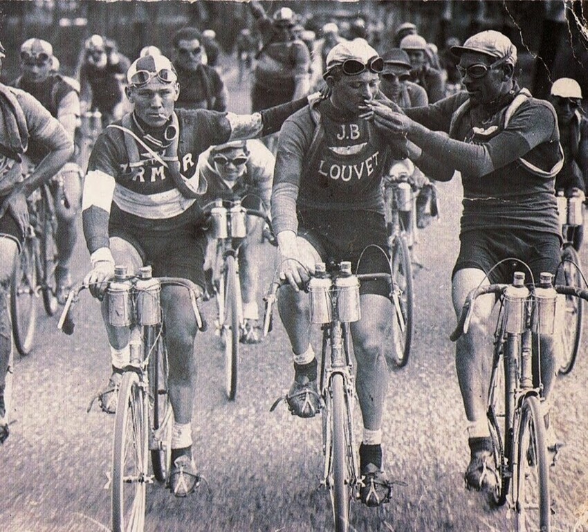 14. Перекур во время велогонки Тур де Франс, 1920 год.