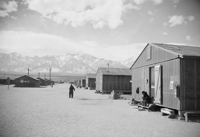 10. Ряды домов лагеря, покрытых снаружи брезентом.