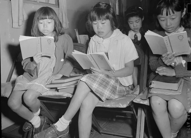 30. Девочки читают на уроке в воскресной школе.