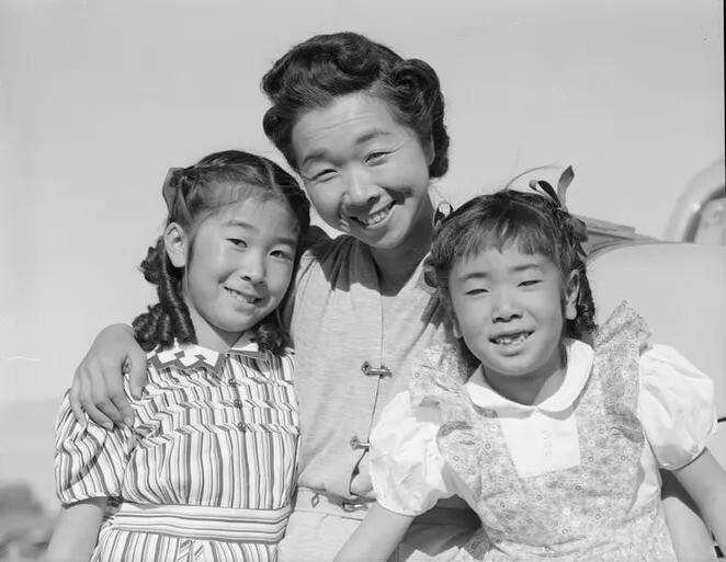 17. Миссис Накамура и две ее дочери, Джойс Юки (справа) и Луиза Тами (слева).