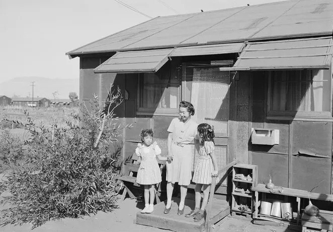 9. На крыльце дома, слева направо: Луиза Тами Накамура, миссис Нагучи и Джойс Юки Накамура.