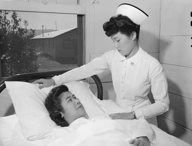 25. Медсестра поправляет подушку для пациентки.