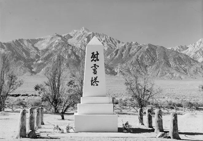 5. Мраморный памятник с надписью «Памятник умиротворению духов» на фоне гор, включая гору Уильямсон.