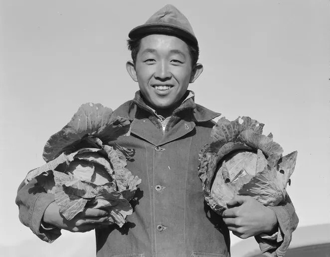 22. Ричард Кобаяши позирует для портрета, держа по кочану капусты в каждой руке.