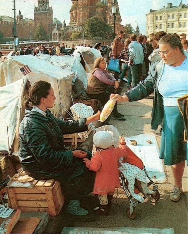 Палаточный городок у стен Кремля