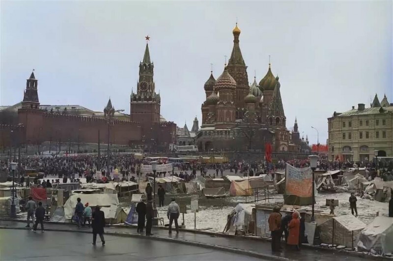Палаточный городок у стен Кремля