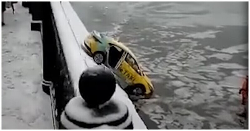 Машина такси упала в Москву-реку после ДТП