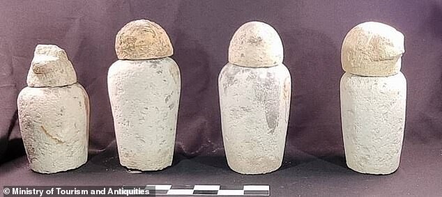 На снимке: кувшины из гробницы мужчины, в которых хранились его органы, извлеченные перед бальзамированием