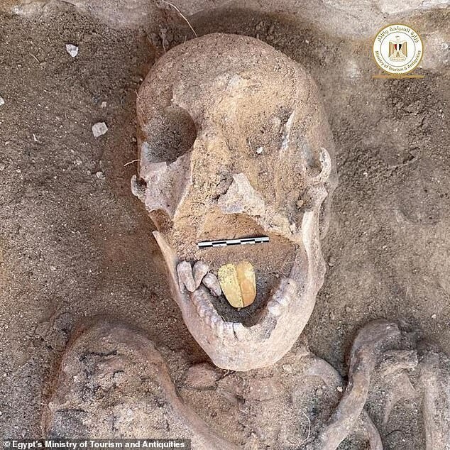 Еще одна мумия с золотым языком, найденная в феврале 2021 года в поселении Тапосирис Магна