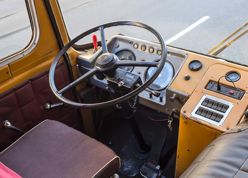 Зачем водители советских автобусов перематывали руль пластиком