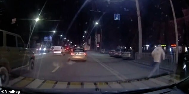 В Воронеже пешеход чудом увернулся от автобуса