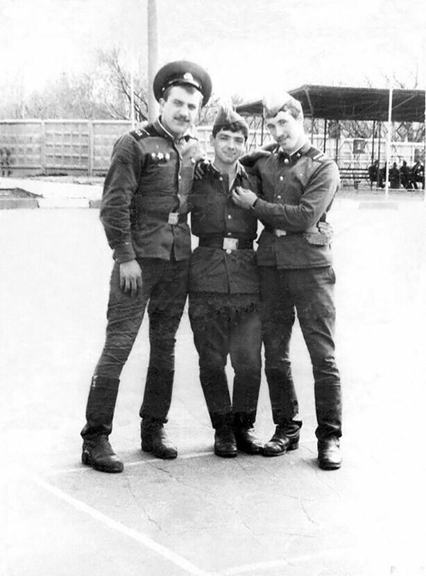  Валентин Юдашкин в рядах советских воинов, 1984 года