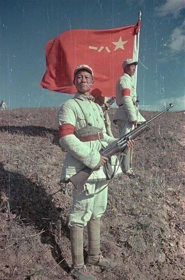 Боец Народно-освободительной армии Китая у боевого знамени