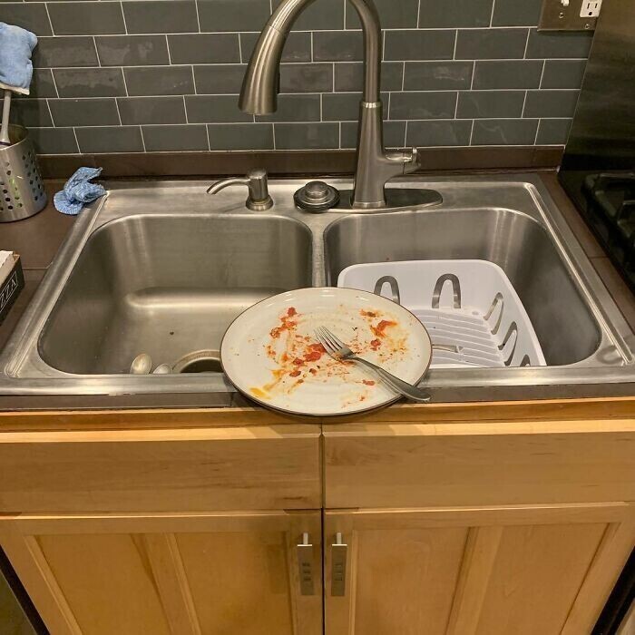 "Мой муж не может поставить тарелку в раковину. Ему обязательно надо рискнуть тарелкой"