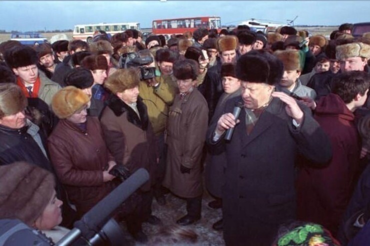8. Ельцин в толпе народа в самые тяжелые дни радикальных экономических реформ. Брянская область, январь 1992 года