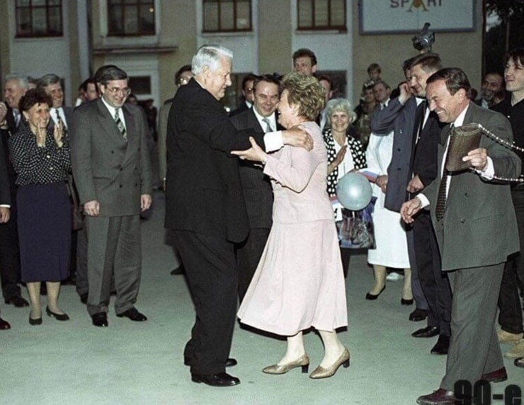 3. Борис и Наина Ельцины танцуют на митинге-концерте в Новосибирске, 1996 год