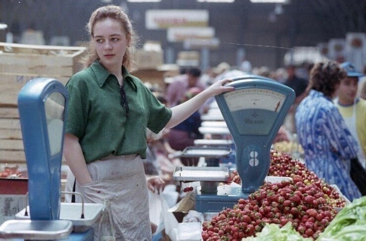 1. Продавщица на Кузнечном рынке, 1991 год. Обратите внимание на весы - снизу подвешены вишенки для обвеса покупателей