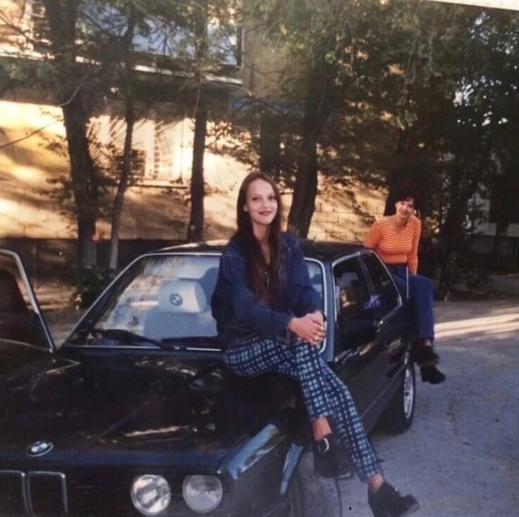 14. Фотосессия мамы и дочки возле их новенького автомобиля, 90-е