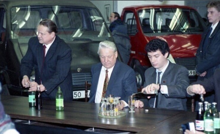 17. Немцов ухаживает на Ельциным во время их совместного посещения предприятий Нижнего Новгорода, 1992 год
