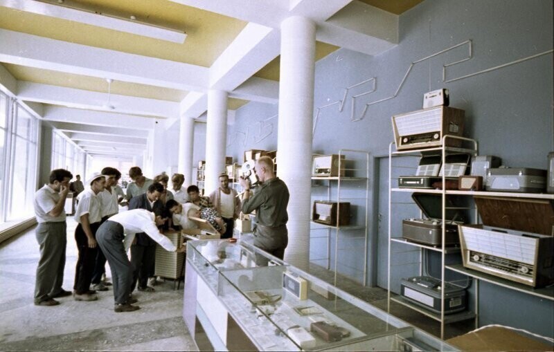 От изобилия до пустоты: витрины и прилавки магазинов СССР
