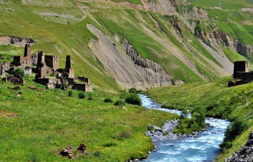 Мамисонское ущелье в Северной Осетии