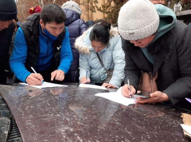 "Нам сказали, что простят кредиты:" жители Казахстана получили рассылку об амнистии и устроили давку у Нацбанка в Алматы