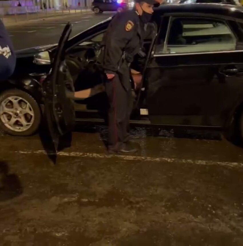 В Москве обнаженный "иностранный специалист" избил водителя и попытался отнять его авто
