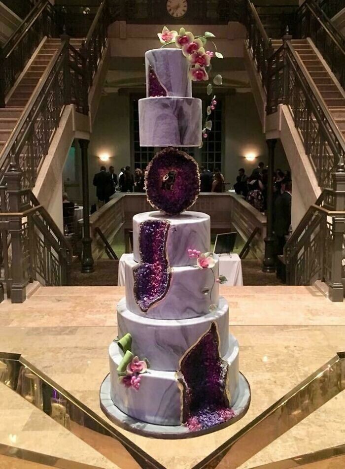 8. "Моя жена приготовила свадебный торт"